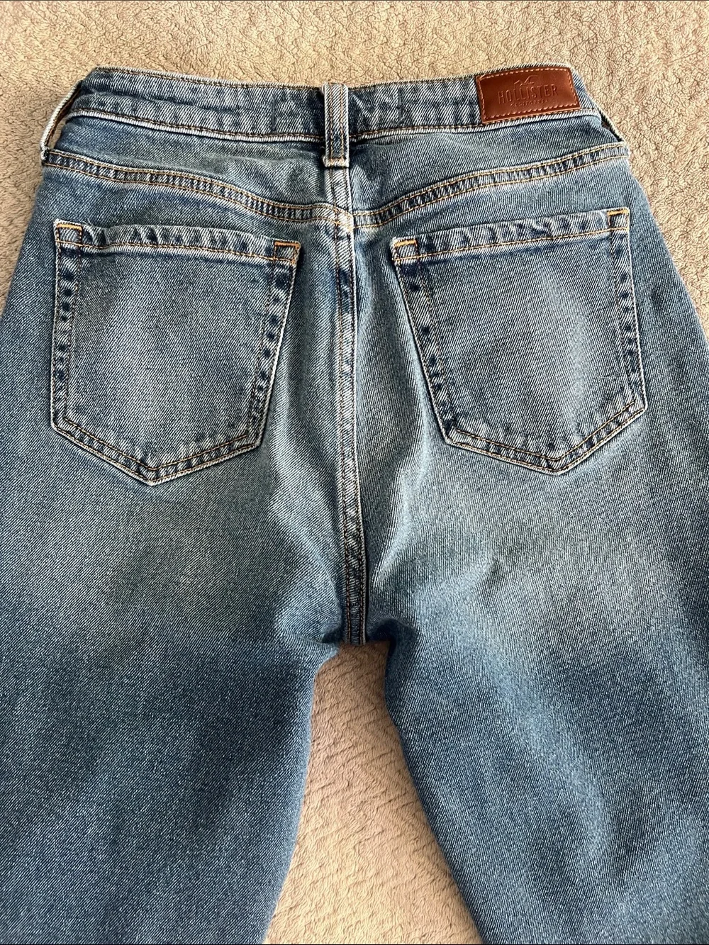 NWOT Hollister Ultra High Rise Mom Jeans Dark Wash Size 5R 27 Distressed
